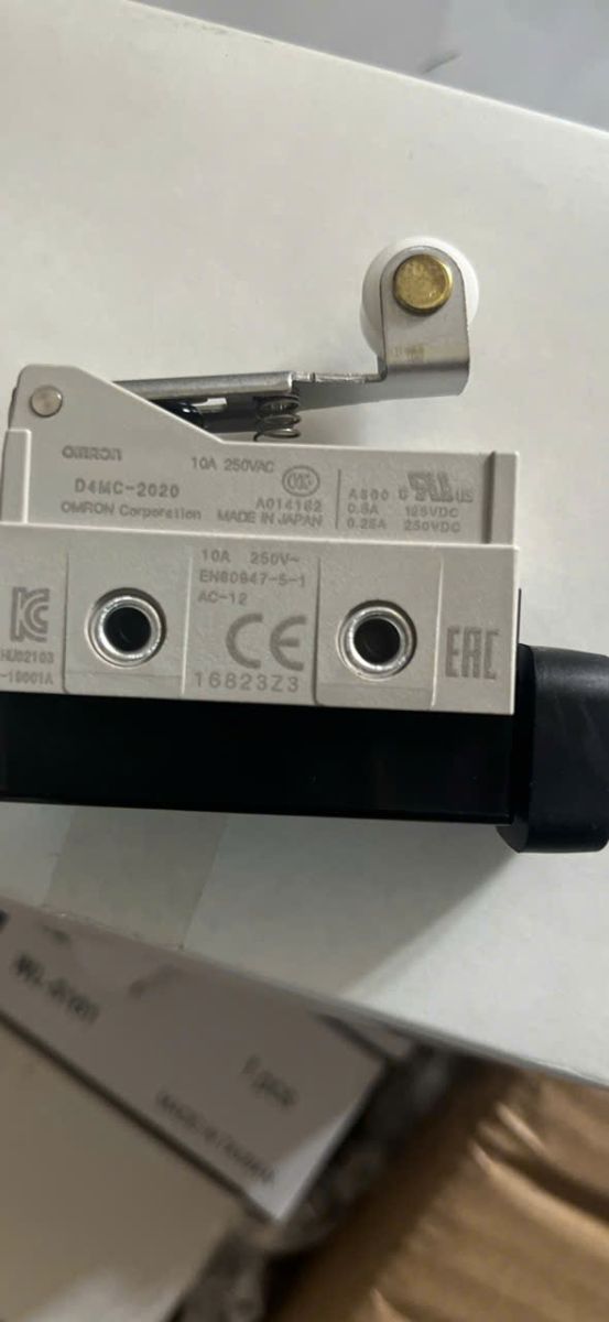 Công Tắc Hành Trình Omron D4MC-2020